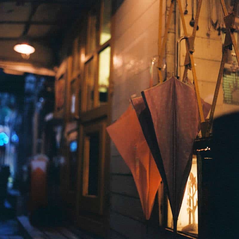 Photography: Hanging around – Shot on Lomography Color Negative 800 at EI 800 (120 format)