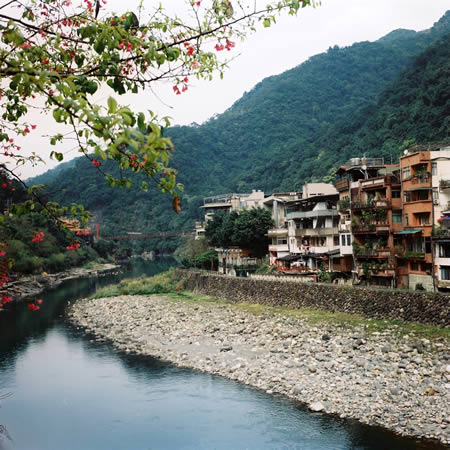 Photography: Nestled in the hills – Shot on Kodak Ektar 100 at EI 100 (120 format)