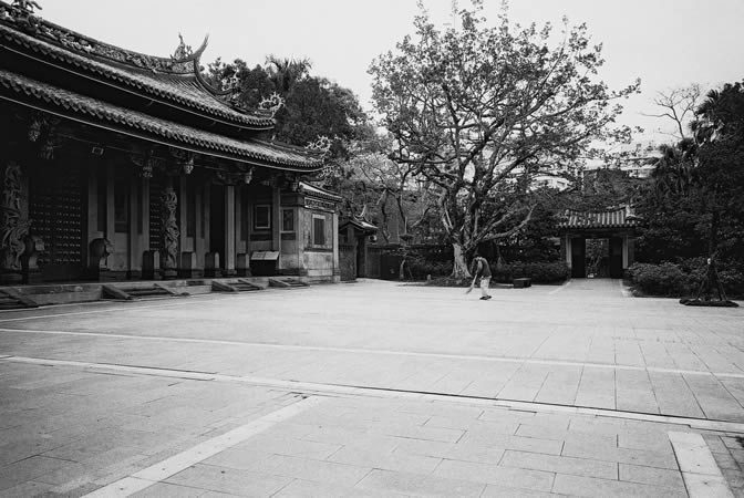 Photography: Temple cleaning – Shot on ILFORD FP4 PLUS shot at EI 100 (35mm format)