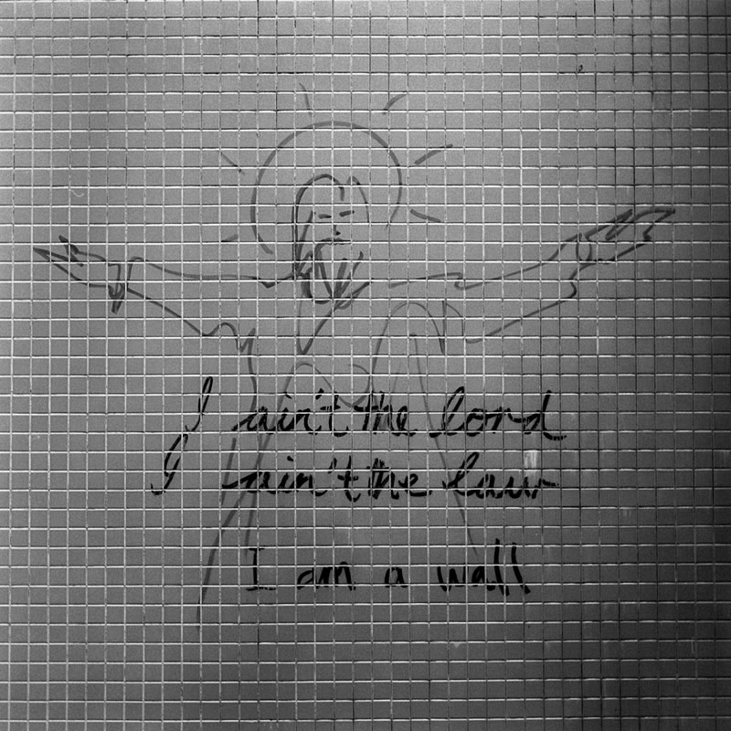 Photography: I am a wall – Kodak BW400CN (120)