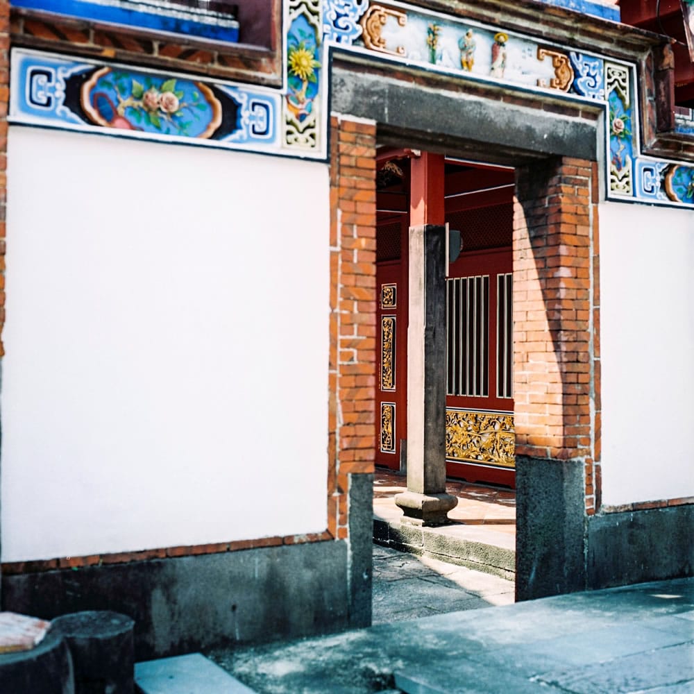 Photography: Just a little peek – Fuji Superia 100 (120)