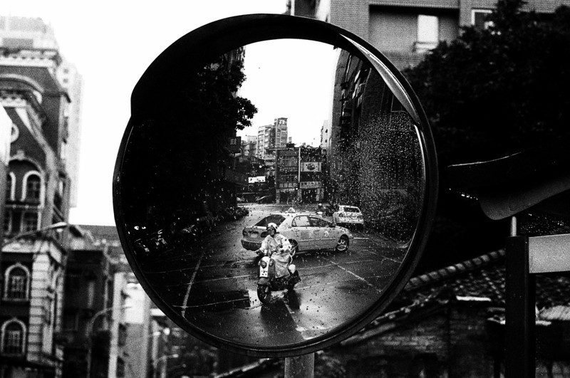 Photography: Over my shoulder – Ilford FP4+ (35mm)