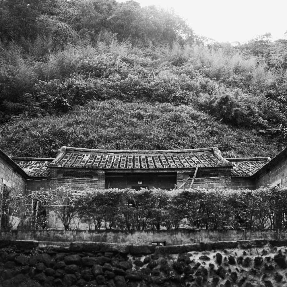 Photography: At the foot of the hill – Ilford Pan F+ (120)