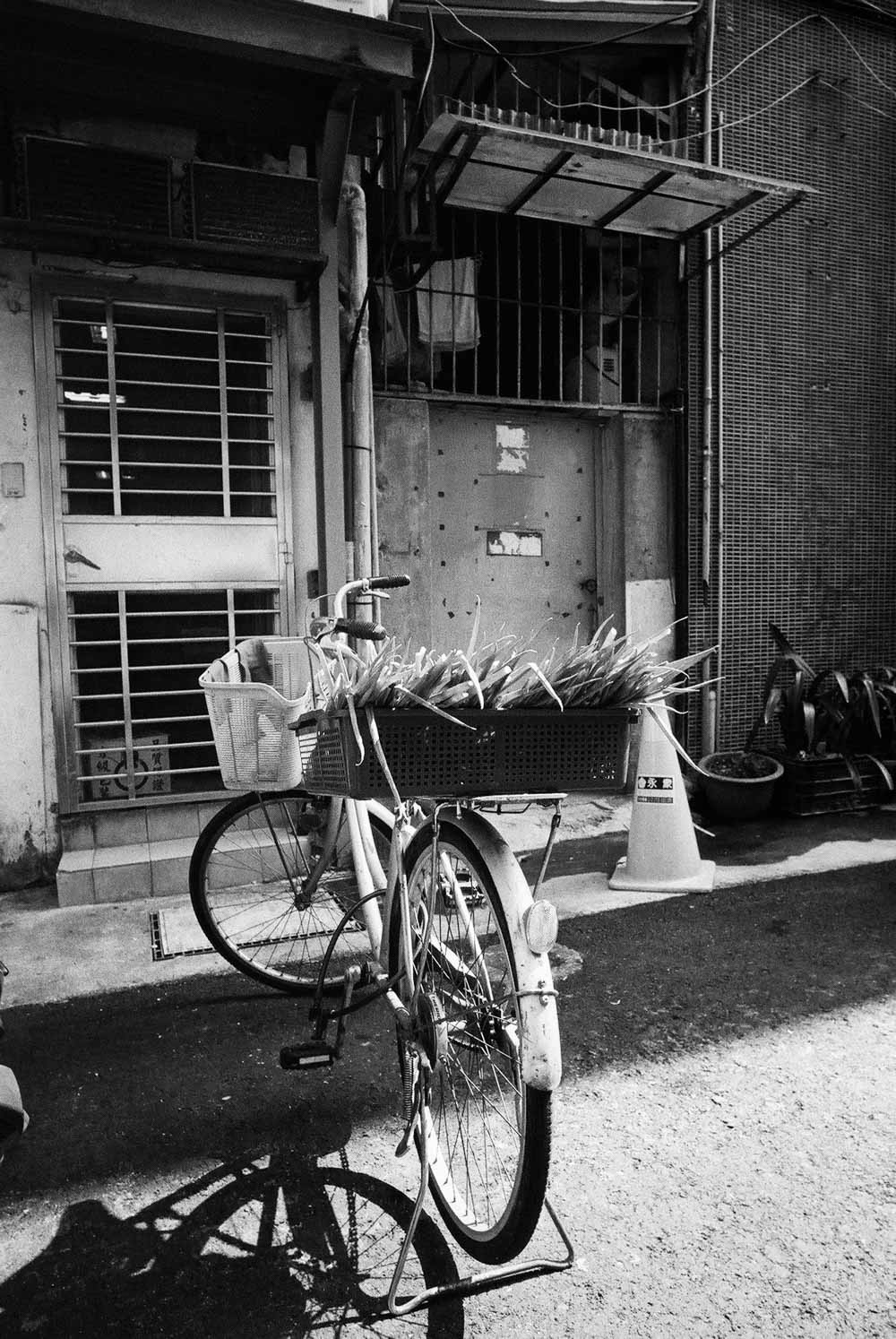 Photography: Special delivery –  – Shot on ILFORD HP5 PLUS (35mm)