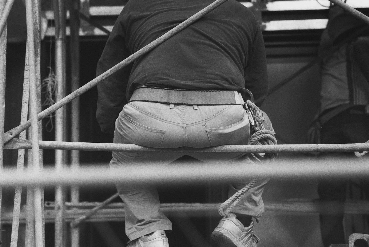 Photography: Load bearing – Shot on Lomography Earl Grey BW 400 at EI 1600 (35mm format)