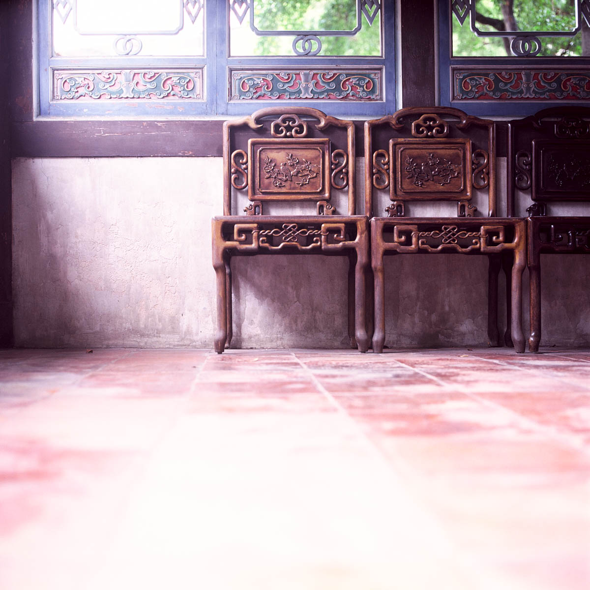 Waiting #02 - Shot on Kodak EKTACHROME 200 E200 at EI 200. Color reversal (slide) film in 120 format shot as 6x6.