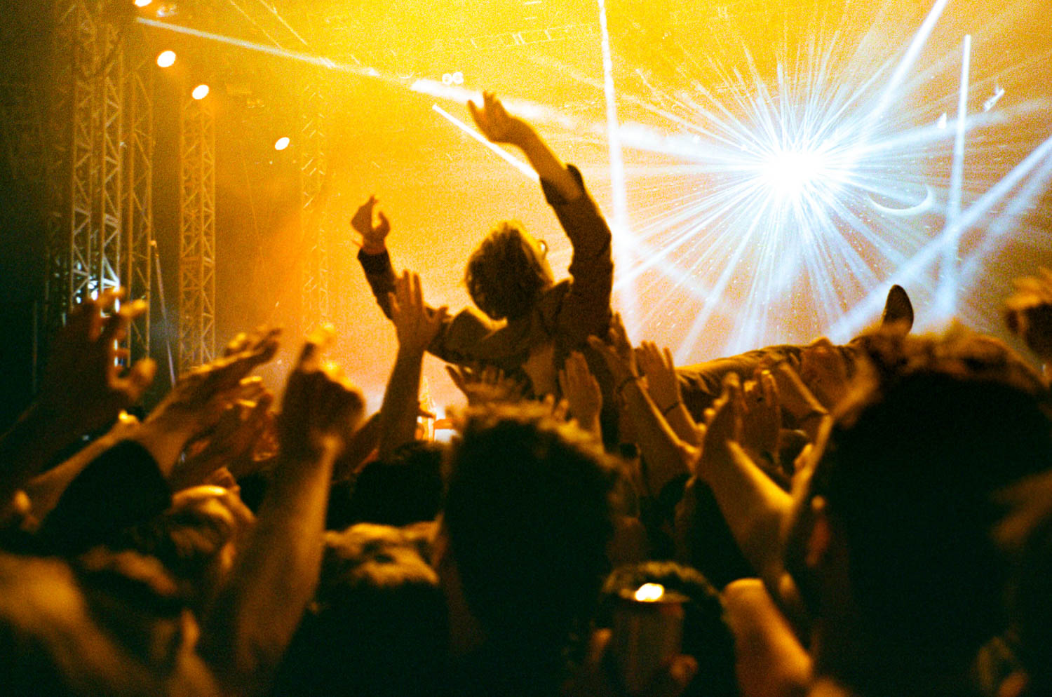 5 Frames… Of Jarvis Cocker on Kodak Portra 400 (EI 400 / 35mm format / Contax T2)