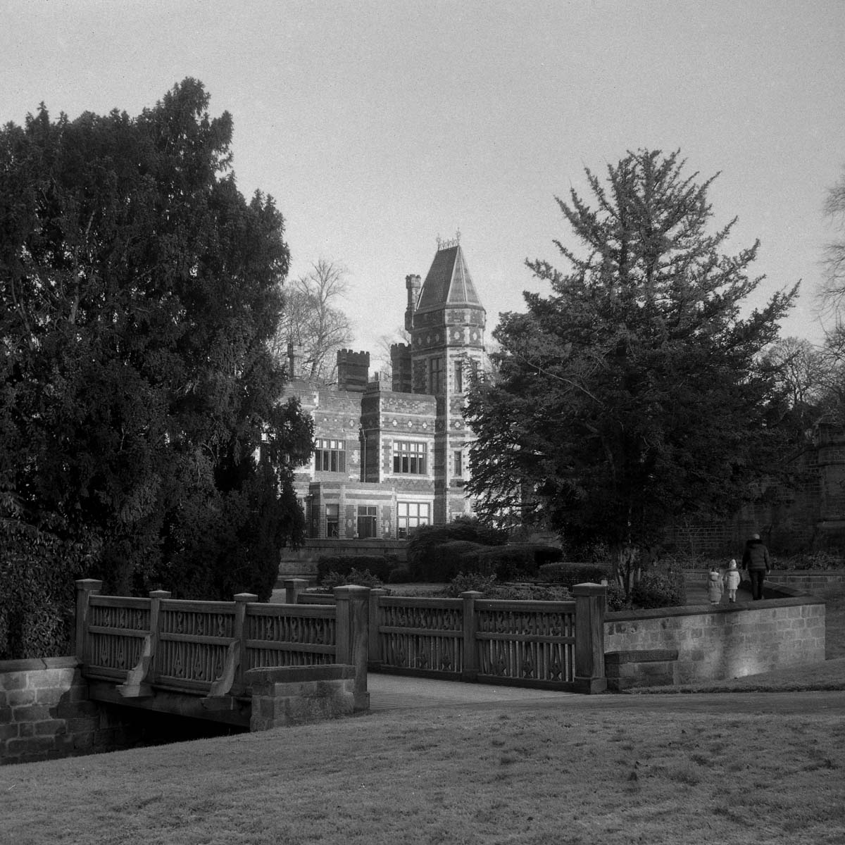 5 Frames… On 50+ year expired ILFORD HP3 (120 format / EI 12 / Agfa Isolette II)