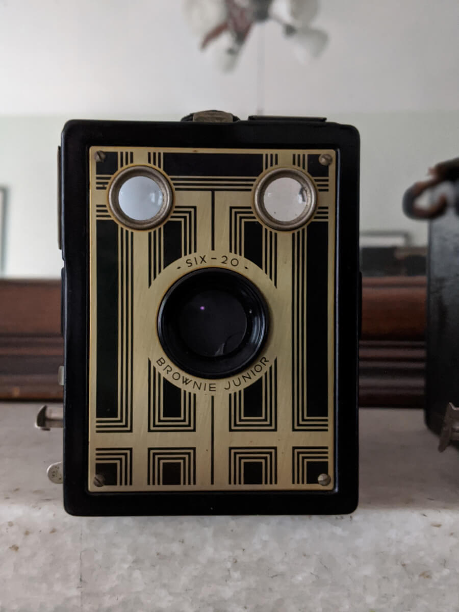 5 Frames… On a box camera with Kodak Ektar 100 (EI 100 / 620 format / Kodak Six-20 Brownie Junior)