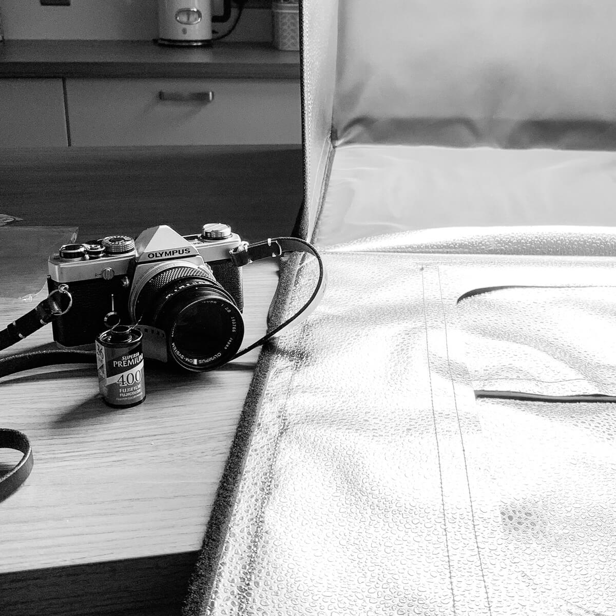 5 Frames… Of everyday household objects in a tiny “Studio” on Fujifilm Superia Premium 400 (EI 400 / 35mm Format / Olympus OM-1N)