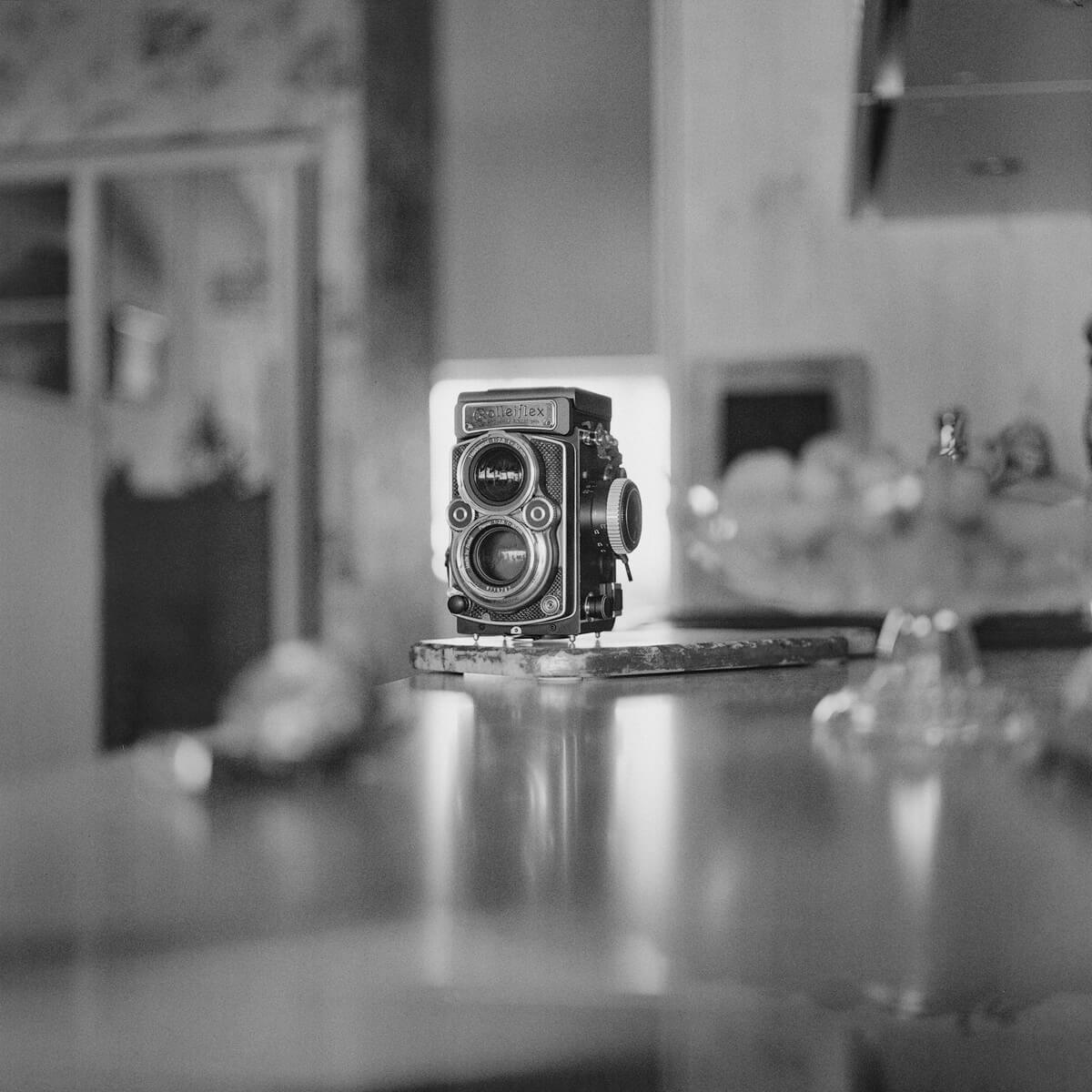 5 frames… of people with FujiFilm Velvia 50 and Rolleiflex 2.8GX