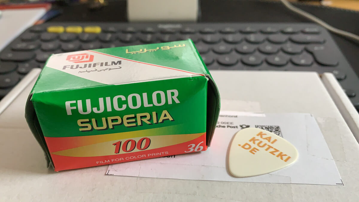 5 Frames… at Essen’s Ostfriedhof on expired Fuji Superia 100 (35mm format / EI 100 / Minolta Dynax 5 + Minolta AF 50mm f/1.7)