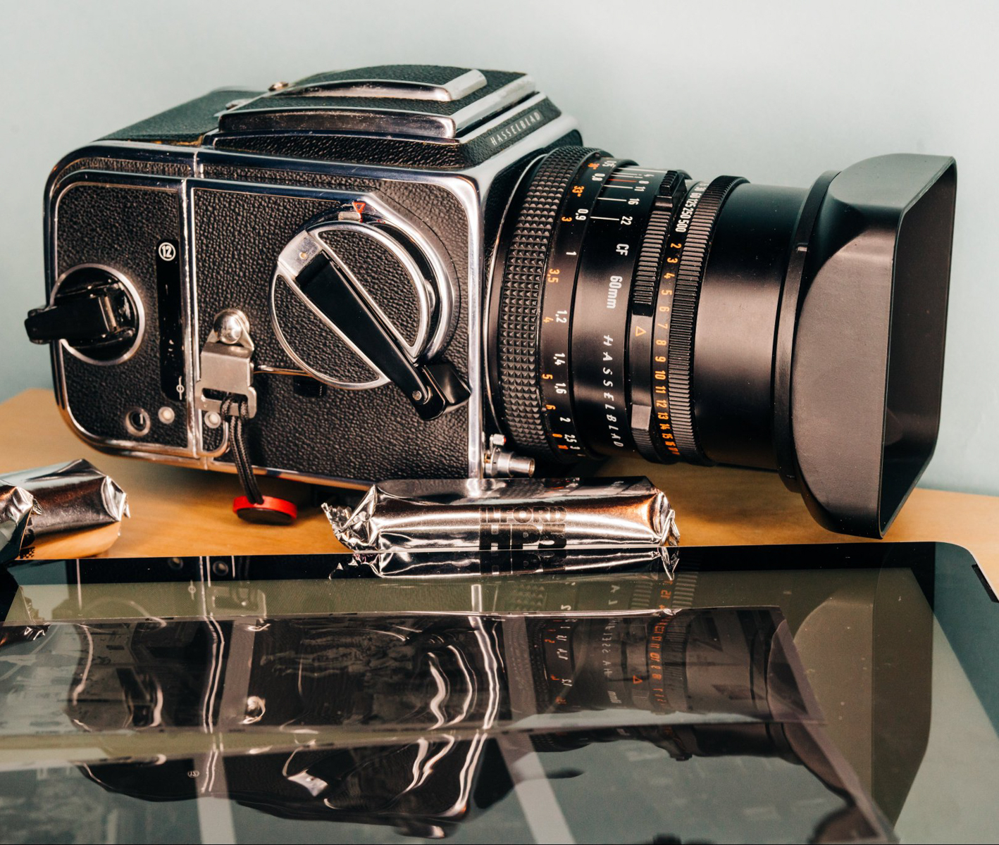 5 Frames… By Seattle’s Pike Place Market on a Hasselblad 500CM and Ilford HP5 PLUS (120 Format / EI 400 / Carl Zeiss Distagon CF 60mm f/3.5)