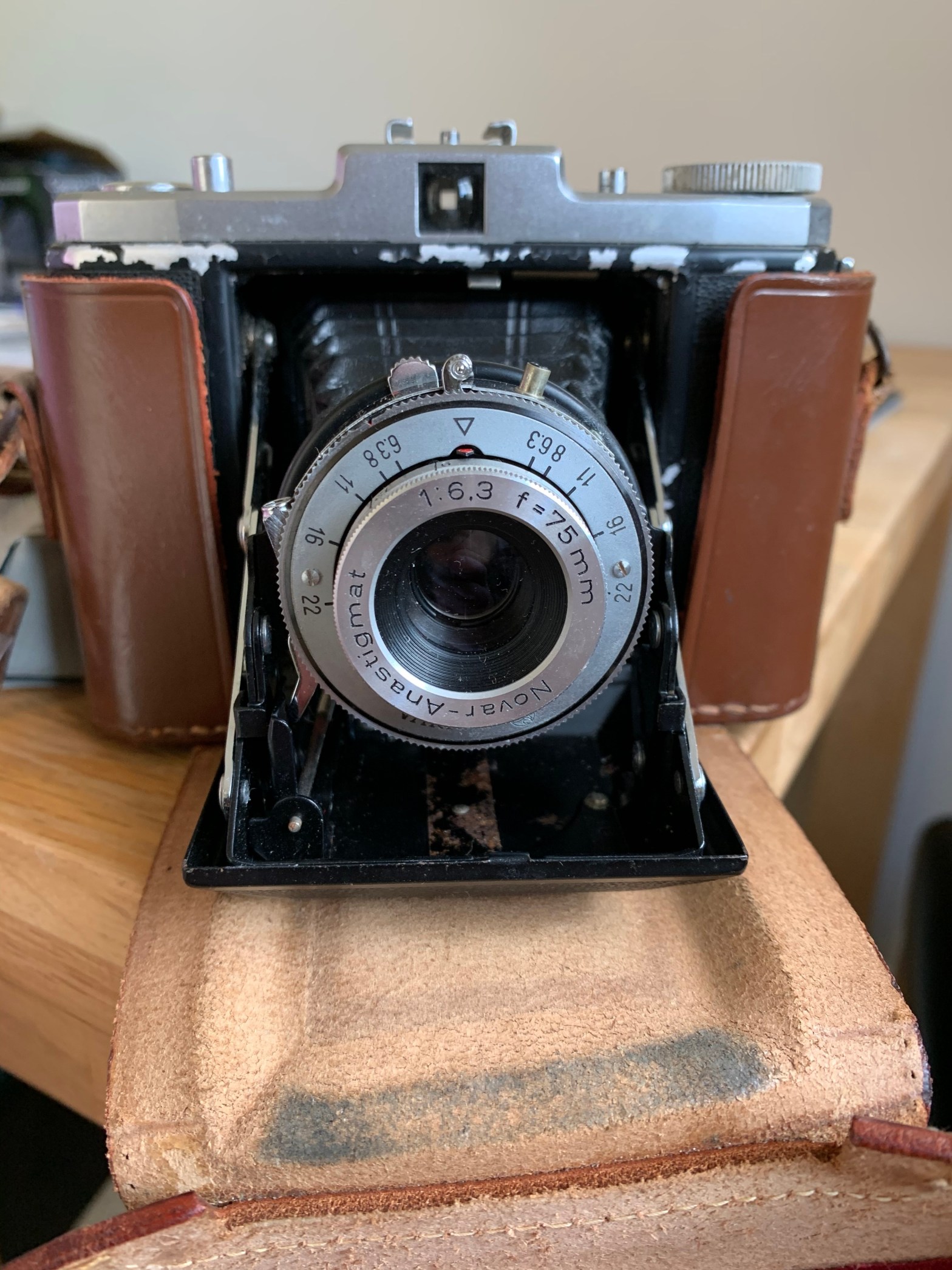 5 Frames… On a Zeiss Ikon Nettar 517/16 and Fuji Pro 400H (120 Format / EI 400)