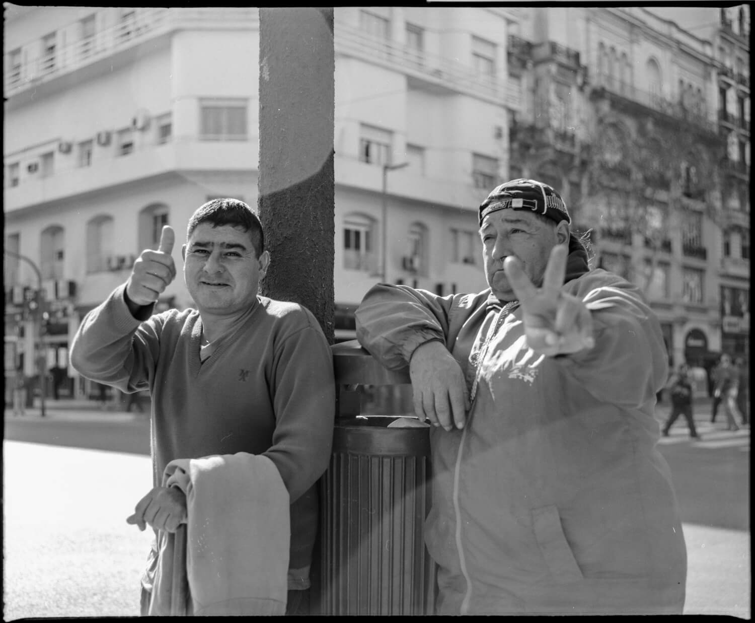 5 Frames… Of street photography in Buenos Aires on the Mamiya RB67 (120 format / EI 100 / Kodak T-MAX 100) – by Simón Ducos