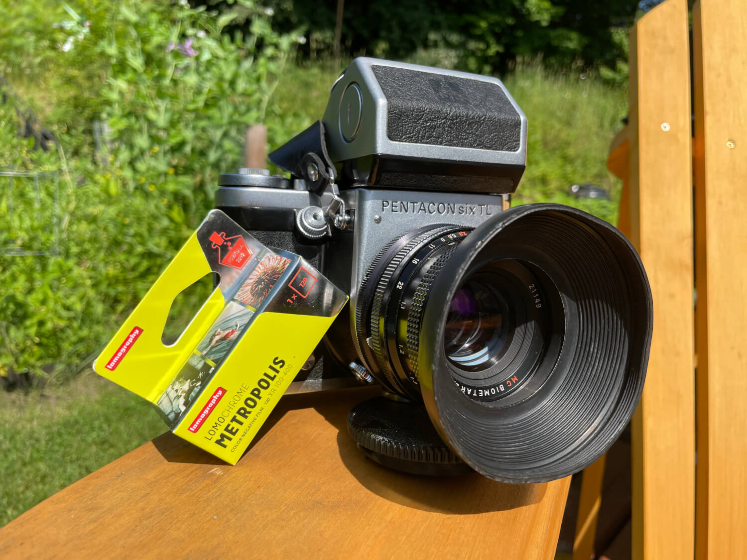 5 Frames… Of the Market in Ottawa on Lomography Metropolis (120 format / EI 200 / Pentacon Six TL + Carl Zeiss Biometar 80mm f/2.8 MC)